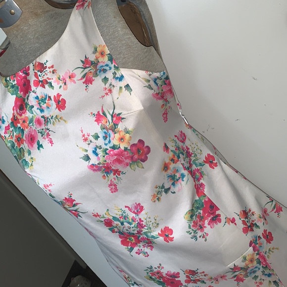 Short floral dress. With zip up side. Size small - Picture 2 of 4